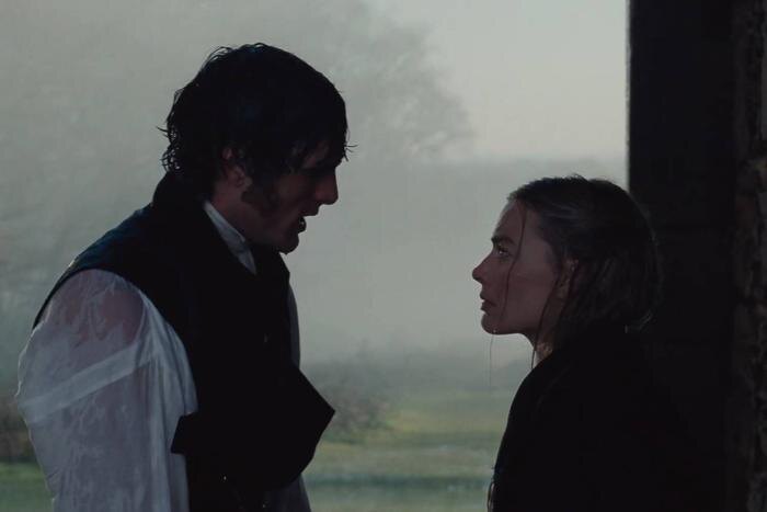 Кадр из фильма. Обложка © «Грозовой перевал» реж. Эмиральд Феннел, сценарист Эмиральд Феннел, Эмили Бронте / Kinopoiskatomic:embed 0
