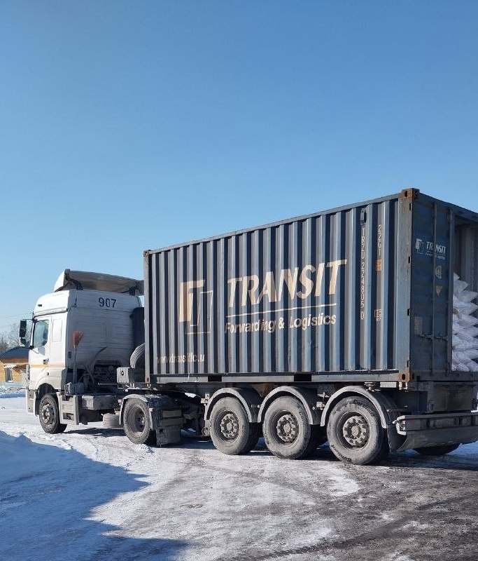 ПроКормы, Добавки, премиксы Дар Велеса загружены в контейнер, маркировка на мешках, аккуратные надписи сотрудников склада. Контейнер готов к отправке на Дальний Восток