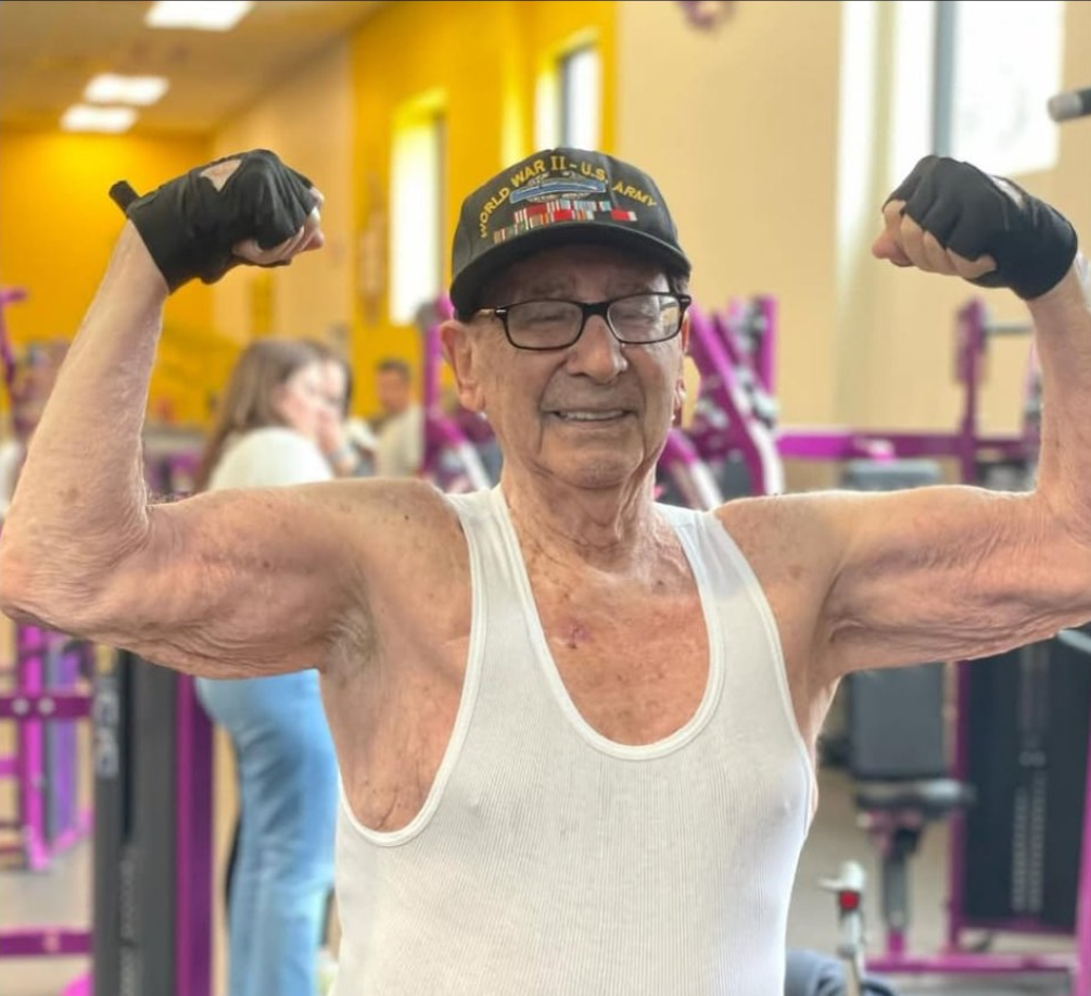 Базис сегодняшних занятий, ровно такой же, как и в конце 1930-х годов, когда 12-летний подросток только переступил порог тренажёрного зала - регулярность и "три кита" физподготовки: жим, присед, становая. 