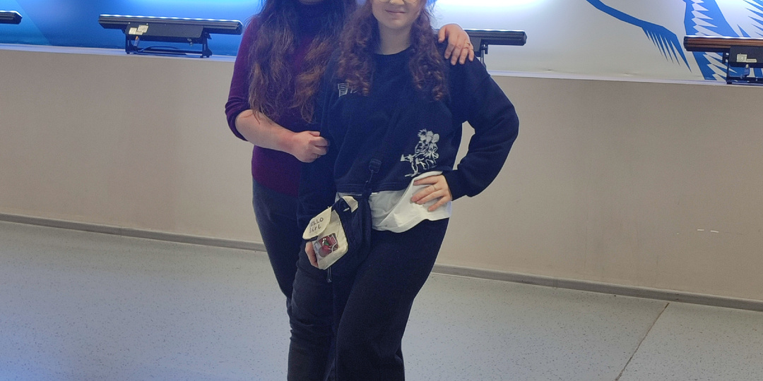 Отметила 14 февраля на выставке с Петром