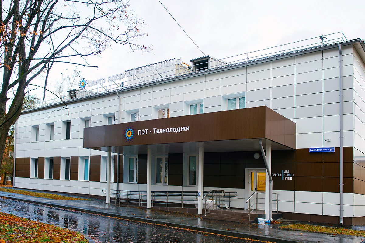 С датойи временем определились  инструкции получили, ждать почти 3 недели, но ничего, до праздников успеваем. До назначенного времени 2 дня, рюкзак собран, бумаги в специально приобретенной папочке.. Когда все слишком хорошо, это тоже нехорошо - это значит судьба готовит подлянку. Звонок из Ярославля - извините, аппарат сломался, примем вас в порядке очереди после 14 января.. 😤🤔 и что делать? Позвонили во Владимир, там запись на февраль.. В полном расстройстве бороздю просторы интернета и натыкаюсь на сайт международной клиники онкологии в Москве, написано, что принимают иногородних по омс. Звоним - да принимаем, да бесплатно, нужно только взять направление. От расстройства чувствую себя неважно, сил нет совсем, поэтому дочь взяла на себя поход к Айболиту за новым направлением. Ну а что Айболит? Ему пофиг, Москва значит Москва, если бы попросили направление на Гавайские острова, выписал бы не задумываясь и не задавая никаких вопросов, да хоть в Африку. Далее нужно было поставить печать у заведующей, не вопрос - дочь идет к ней. Посмотрев направление, заведующая выдает - я вам не подпишу, с Москвой мы не работаем, только Ярославль и Владимир.. Ну и что нам делать? Такая вот ситуация.. Заведующая берет телефон, звонит во Владимир и.. на глазах изумленной публики заявляет, что места есть, хоть на завтра 😳. Заведующая сама выписывает направление, запись на послезавтра на 7 утра. 🤔 как добираться? И автобус, и поезд прибывают либо в 3-4 утра, либо в 7, клиника расположена за городом, как то еще и от вокзала надо добраться. Начинаем звонить по знакомым с машинами - кто то работает, у кого то машина сломалась и т. д. и т. п. Кто то запрашивает цену от 5 тыс и выше. Ради интереса смотрим такси - самое минимальное 3,5 тыс. Выбора нет 🤷‍♀️ Заказали на 4 утра, с запасом и скидкой на погоду. Такси приехало вовремя, таксист молодой парень, вежливый, ехал осторожно, доставил аккуратно с запасом по времени. 