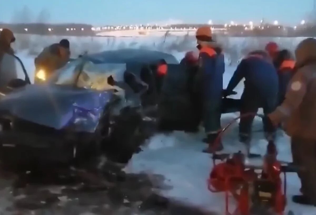    Под Хабаровском двух женщин зажало в салоне после ДТП с джипом