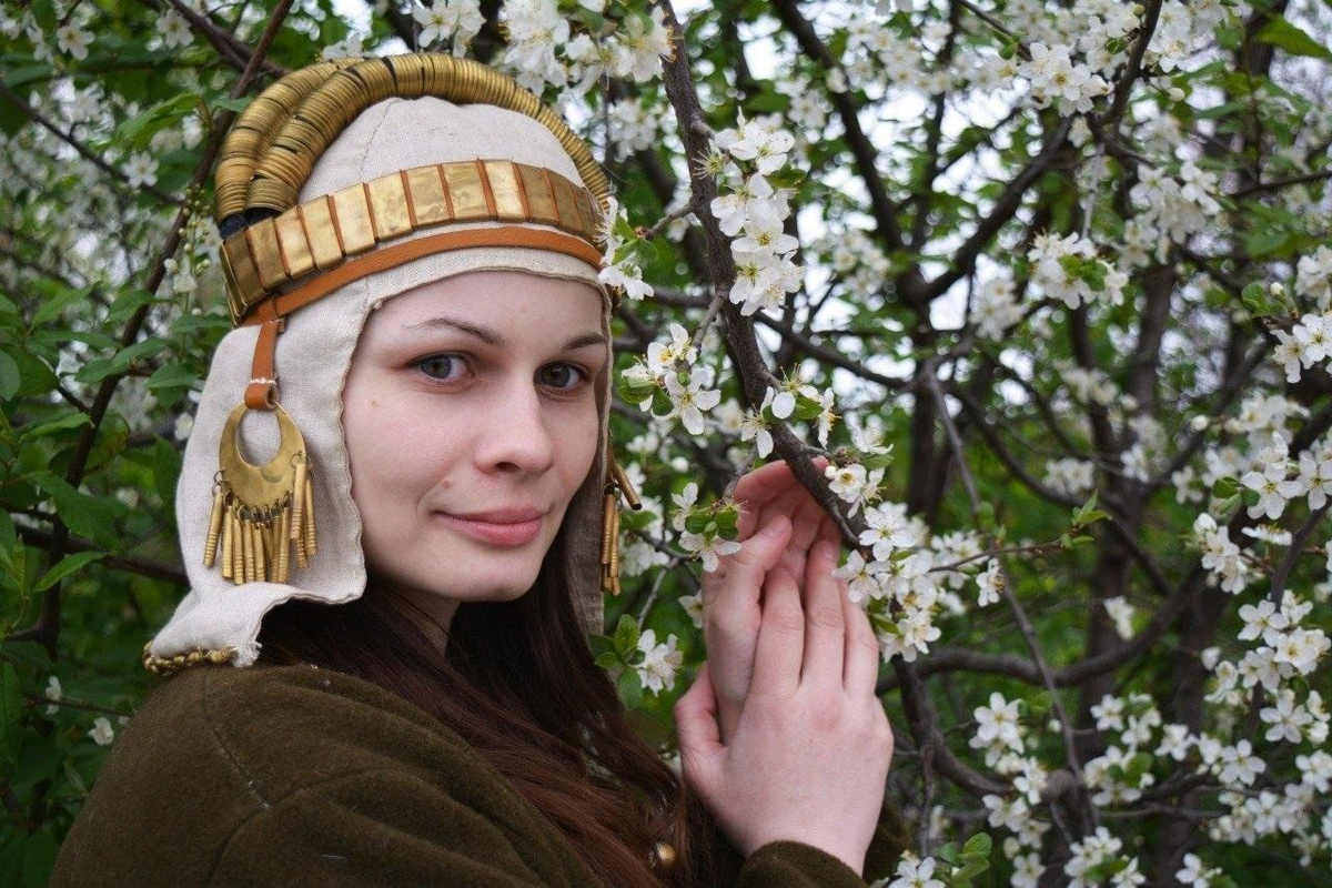 Девушка - представитель народа мурома, современный исторический реконструктор