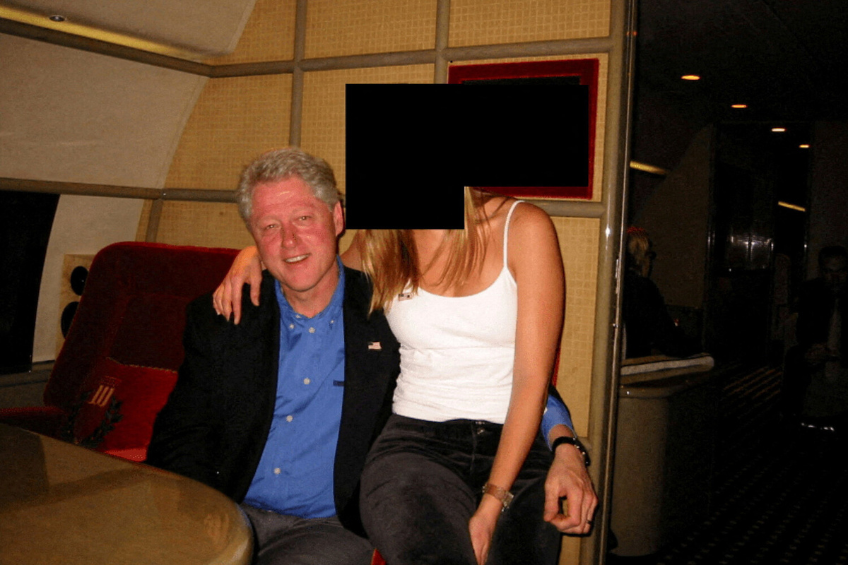 Бывший президент США Билл Клинтон с неизвестной девушкой   