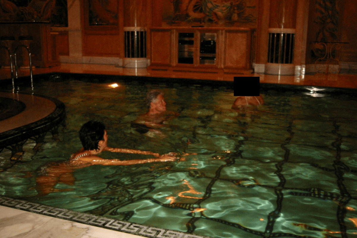 Бывший президент США Билл Клинтон и Гислейн Максвелл в бассейне с неизвестной девушкой    📷