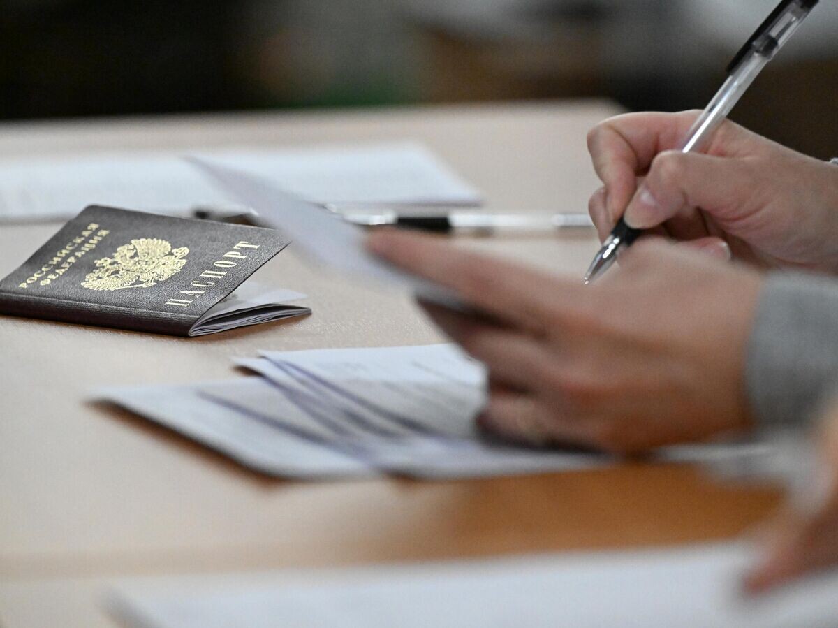    Паспорт ученика во время сдачи единого государственного экзамена по русскому языку в рамках досрочного периода в школе | © РИА Новости / Пелагия Тихонова