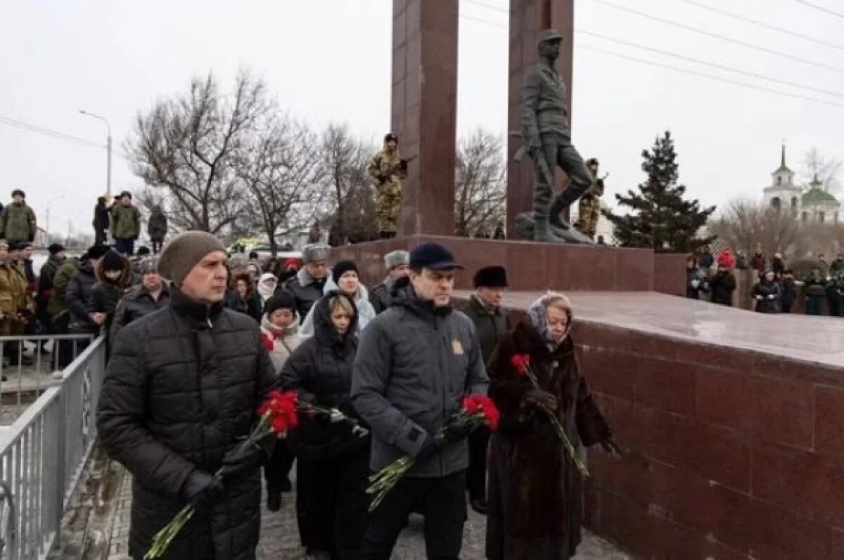    Губернатор Котюков возложил цветы к монументу воинам-интернационалистам