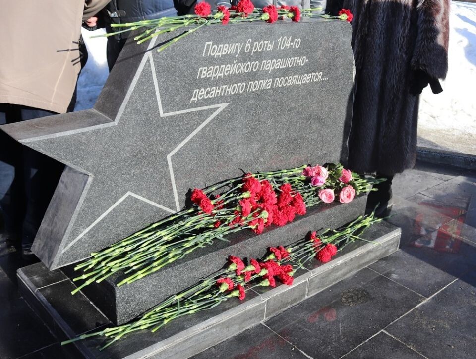    Возложение цветов на Аллее героев-десантников. Источник: barnaul.org