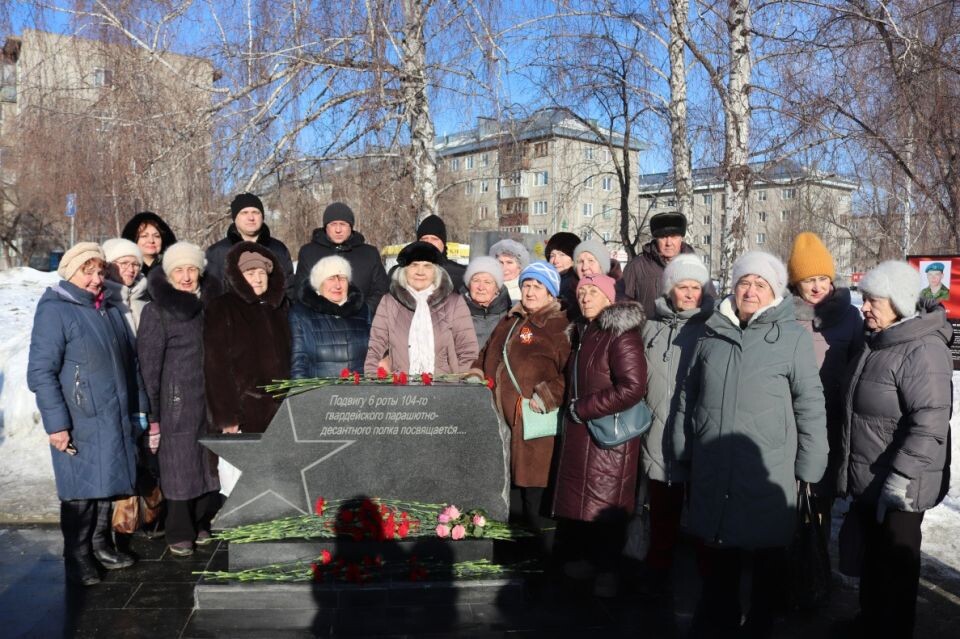    Возложение цветов на Аллее героев-десантников. Источник: barnaul.org