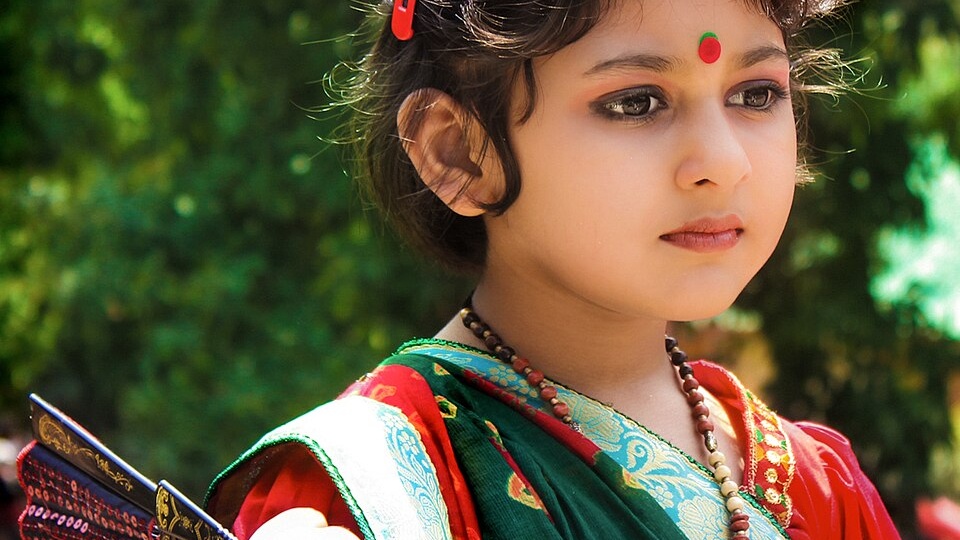 Зачем индийские девушки рисуют точку на лбу?