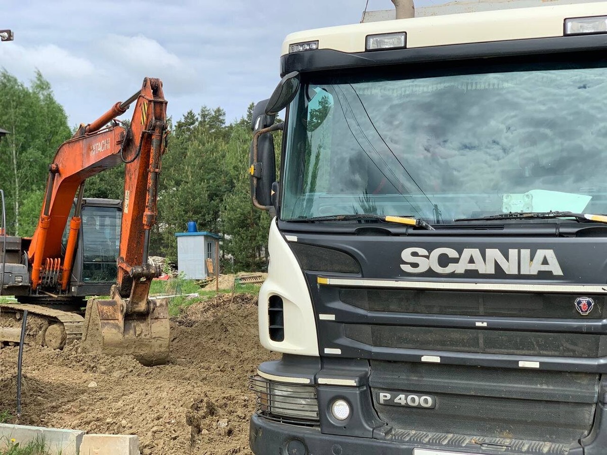 Выполняем расчистку земельногоучастка с планировкой грунта и вывозом остатков строительного мусора на полигон самосвалами 25 м3 кубов в Московской области, Щелково.