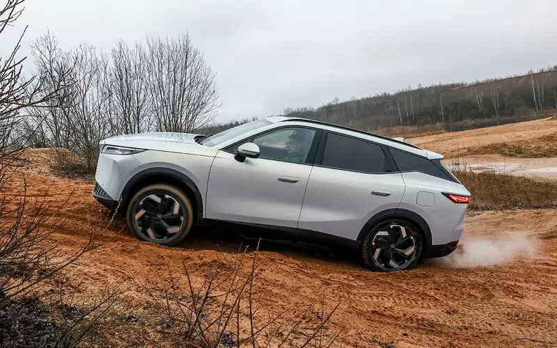 Под нагрузкой передачи переключаются жестко – приходится осторожничать.Omoda C7, Haval F7x, GAC GS4 тест За рулем
📷
