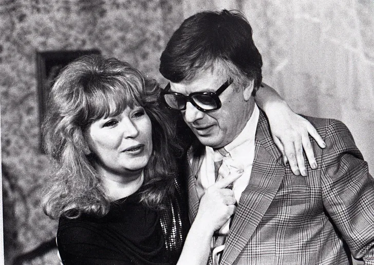 На старых архивных снимках вся невербалика говорит о том, что Пугачева буквально «висла» на нем, а он лишь неловко отворачивался. 