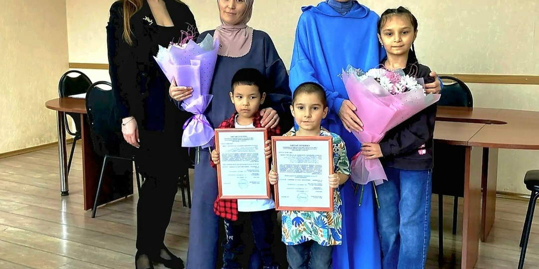 Следствие установило, что руководитель предоставила жилье двум семьям, имеющим общего супруга. В результате глава ушла в отставку.