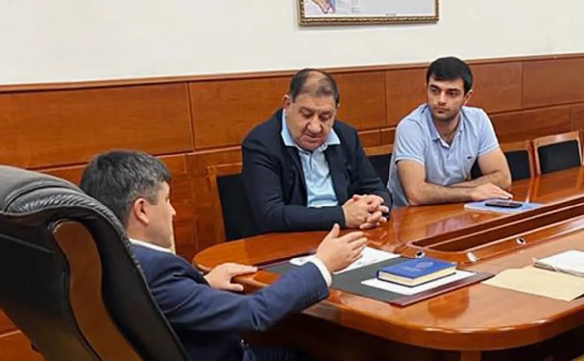    Муртузали Муртузалиев (в центре) Фото: Народное Собрание Республики Дагестан Денис