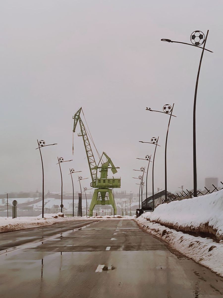 В этом была своя красота. Так выглядел город февральским днём при подъезде к нижегородским пакгаузам. Кремль на другом берегу Волги еле виден, старинный портовый кран - единственно яркое пятно в пейзаже. Фото автора