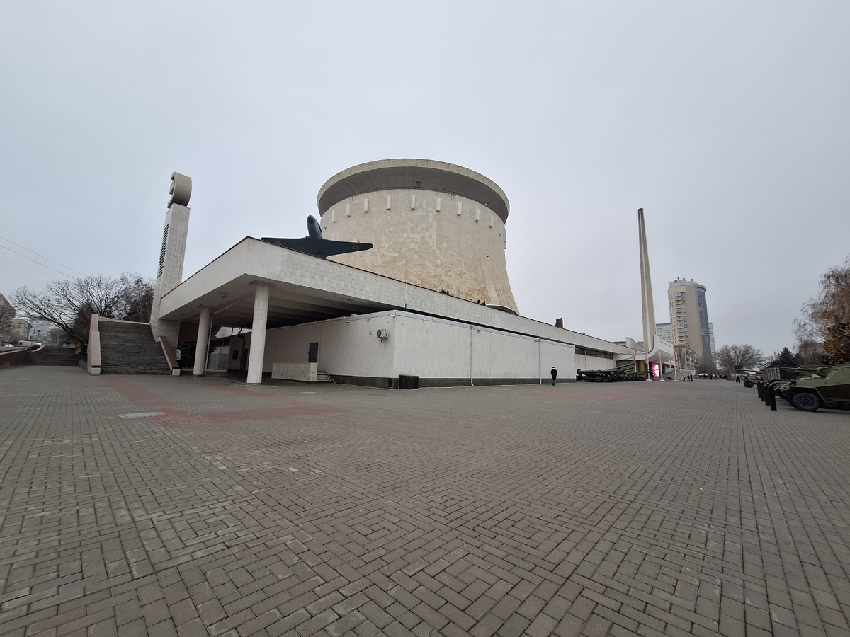 На крыше первого этажа установлен самолет Як-3