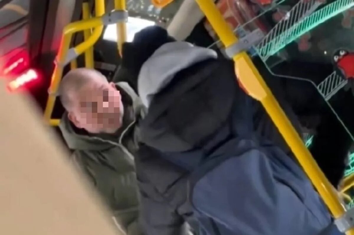    Омич избил в троллейбусе подростка, заступившегося за кондуктора