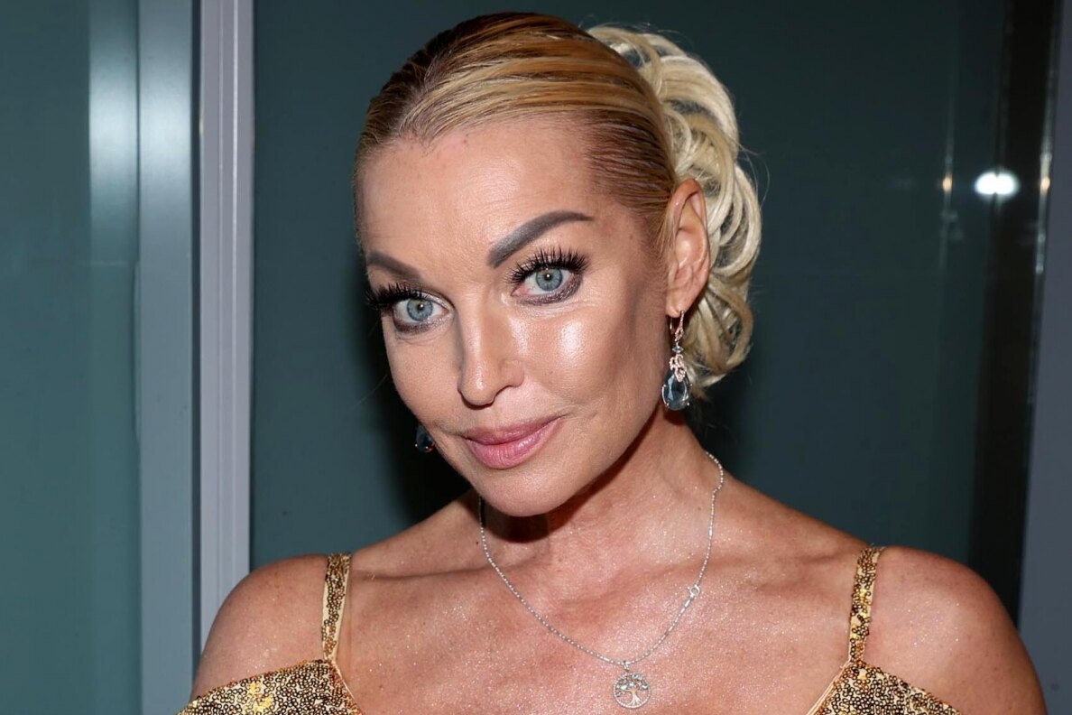     «Я на костылях прилетела из Германии»: Анастасия Волочкова призналась, что перенесла операцию