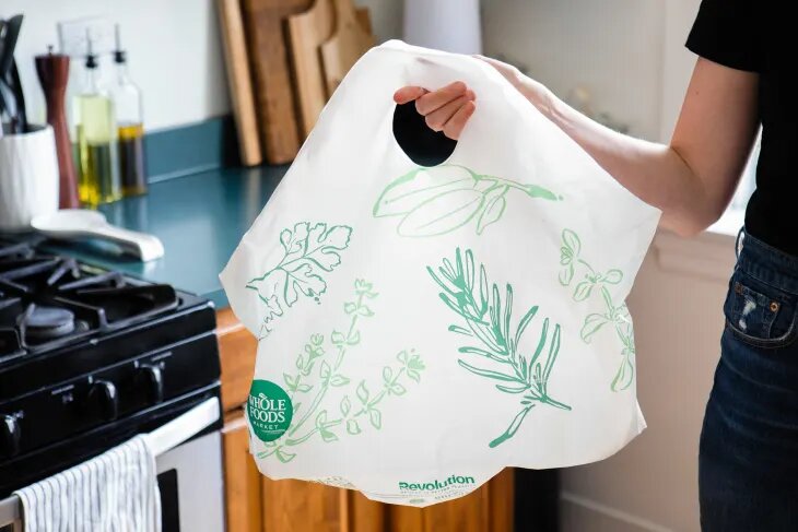 Он живёт у нас на кухне уже много лет. И выбросить его почему-то невозможно