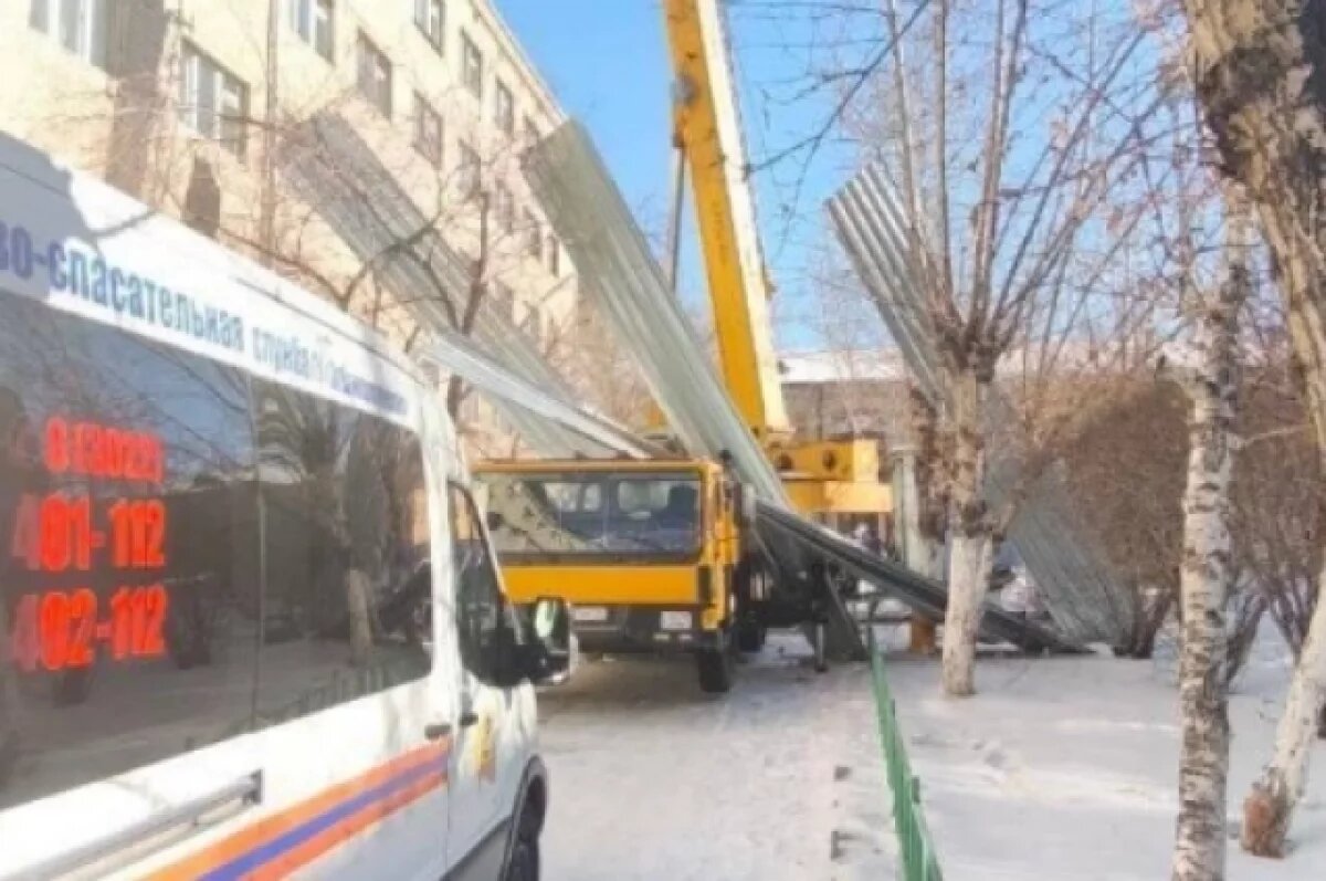    Стало известно состояние крановщика, которого придавило профлистом в Чите