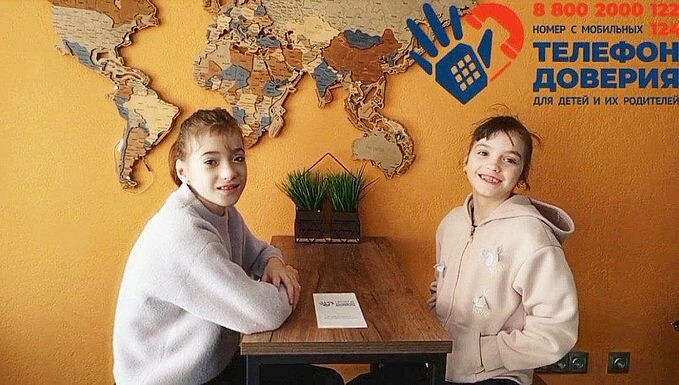 Две девочки-подростка за столом