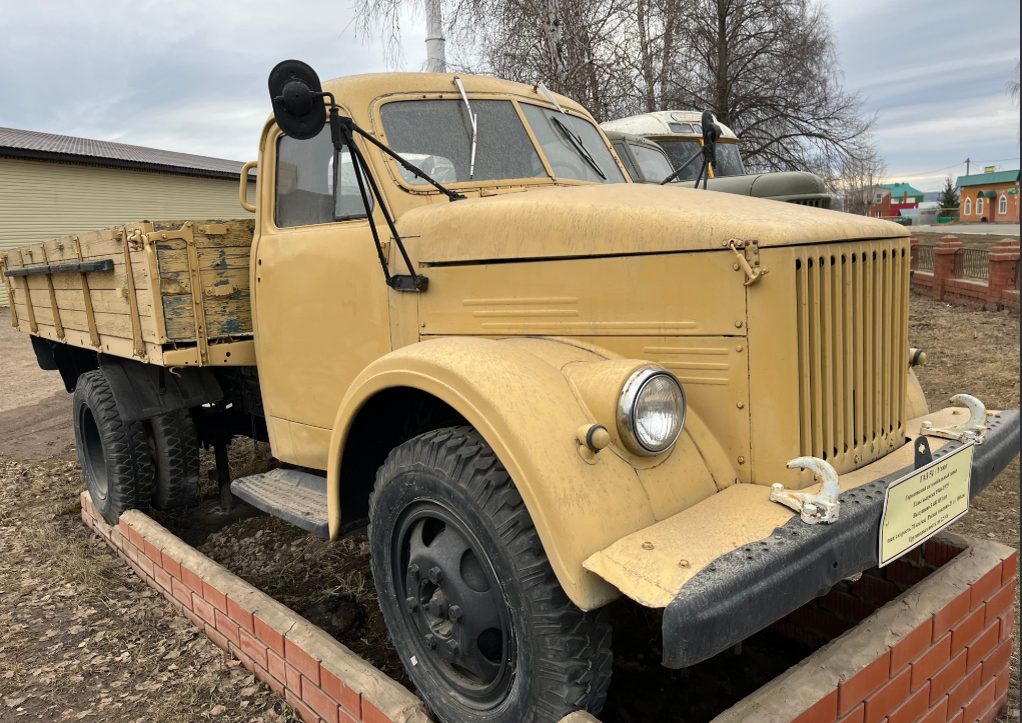 Фото старшего сына автора. Музей под открытым небом.