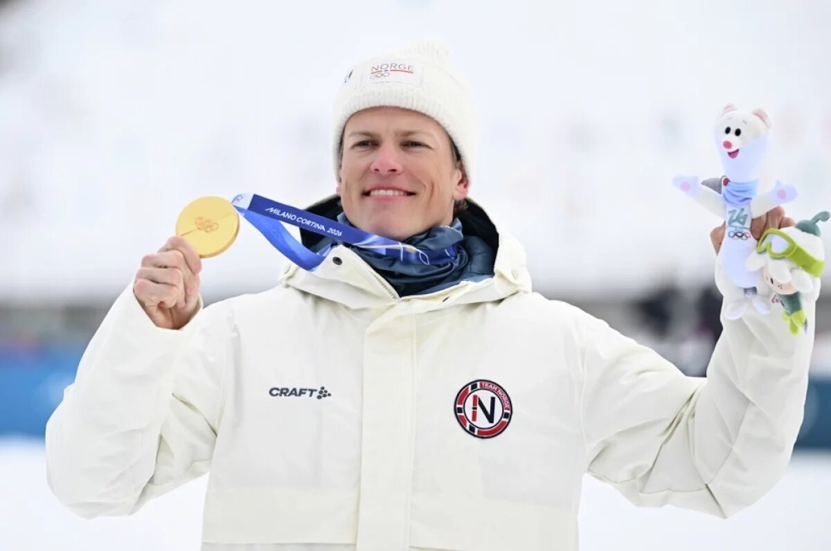    Йоханнес Клебо (Норвегия), завоевавший золотую медаль в спринте классическим стилем в лыжных гонках среди мужчин на XXV зимних Олимпийских играх в Валь-ди-Фьемме, на церемонии награждения.