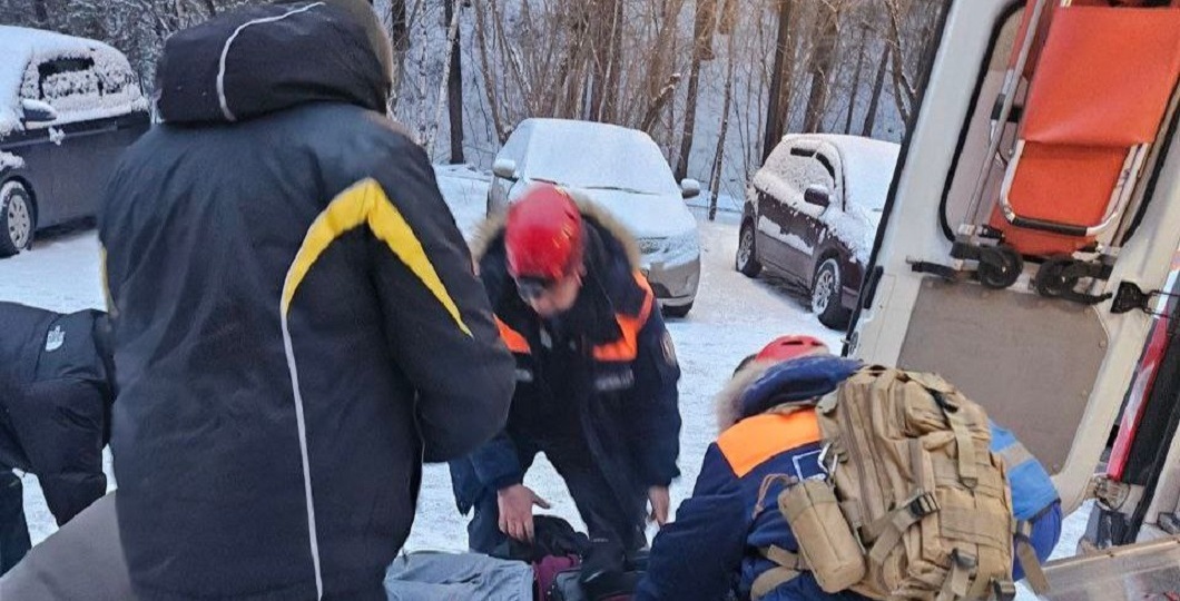 Двух женщин на носилках эвакуировали с «Красноярских Столбов»