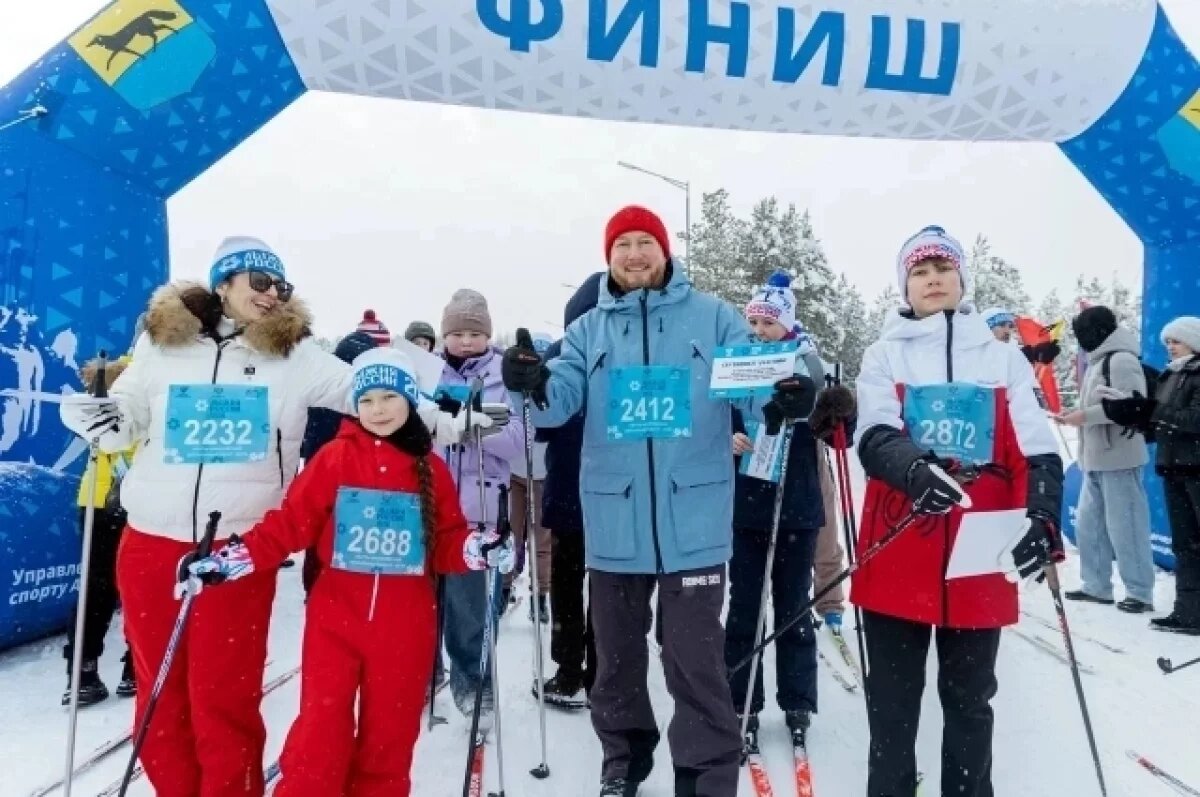    На лыжи встали семьи.