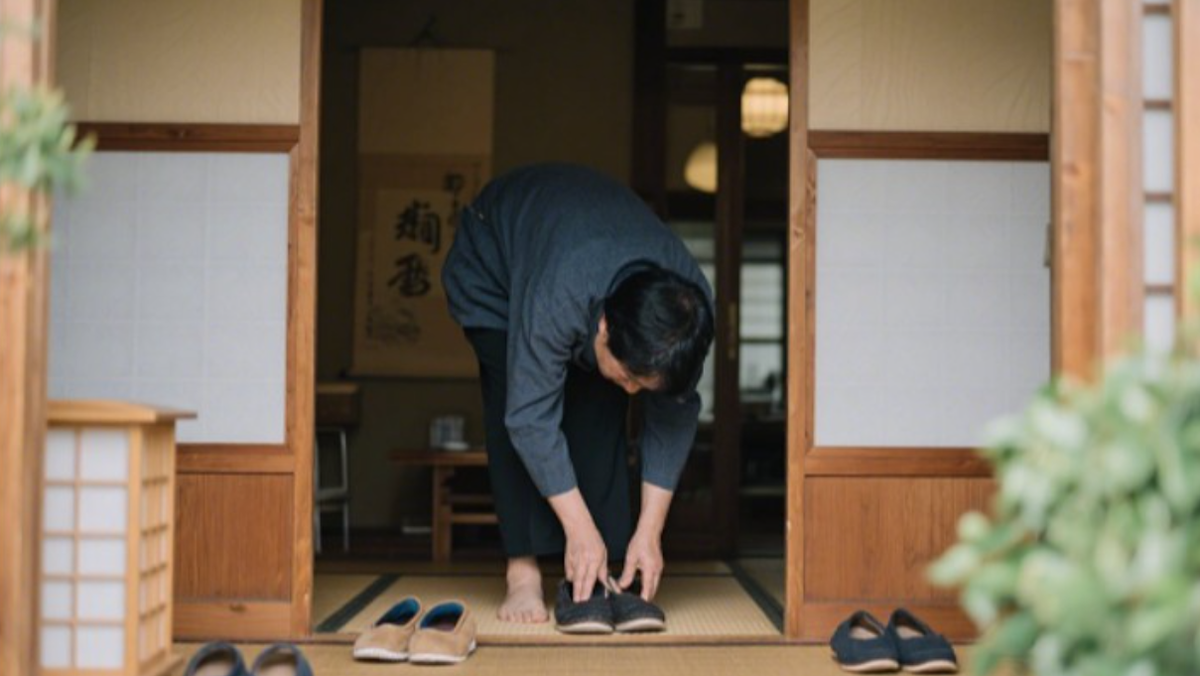 Японцы любят носить легко снимающиеся слипы и тапки