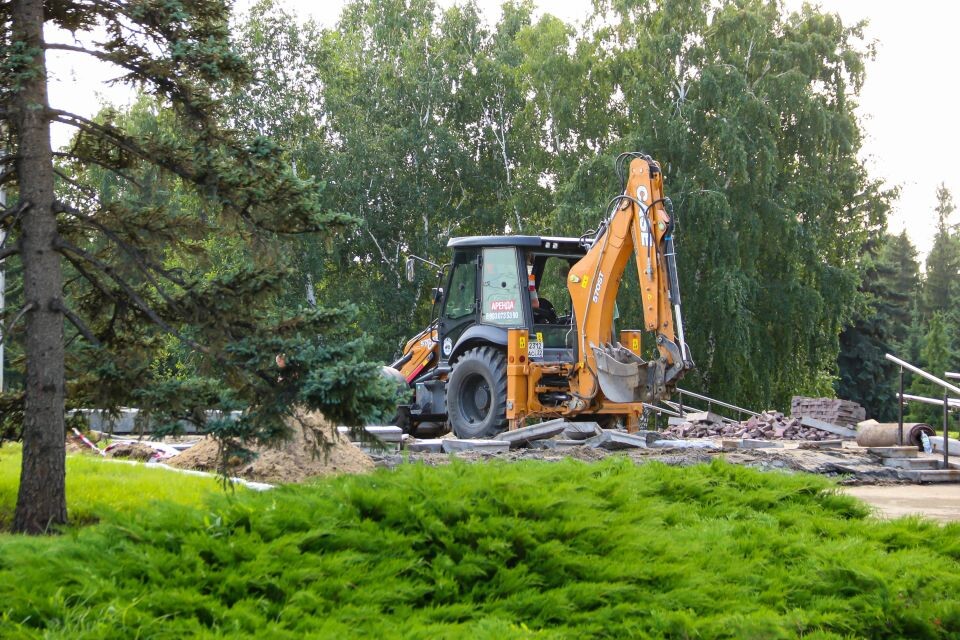    Работы по благоустройству Мемориала Славы в Барнауле . Источник: Виталий Барабаш/"Толк"