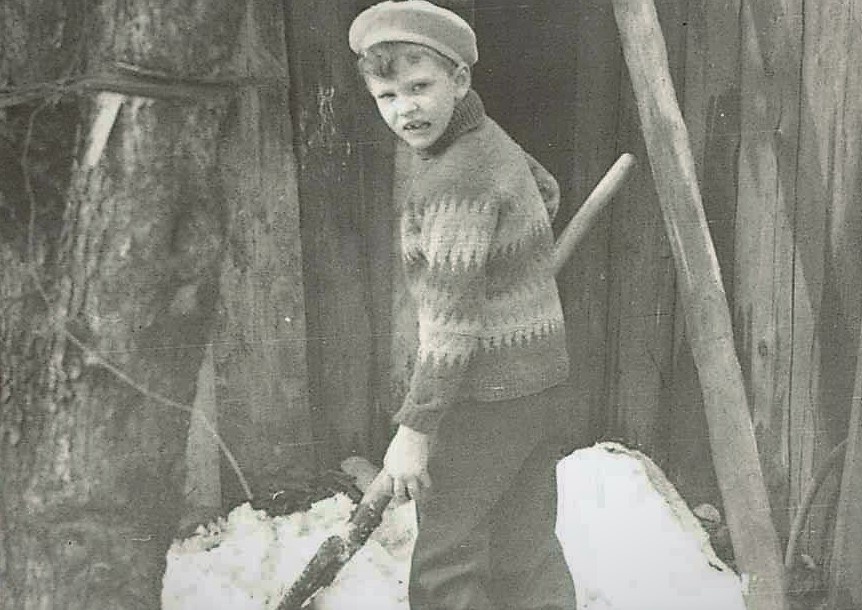 Медведев Александр Сергеевич, примерно 1980 год. Двор на улице 25 Октября, город Пермь. Из семейного фотоальбома Шиловой Алевтины Анатольевны.