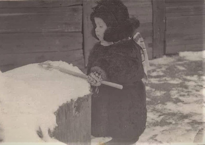 Примерно 60-70-ые годы прошлого века. Учимся держать лопату и манипулировать ею в окружающем пространстве. Из семейного фотоальбома Шиловой Алевтины Анатольевны.