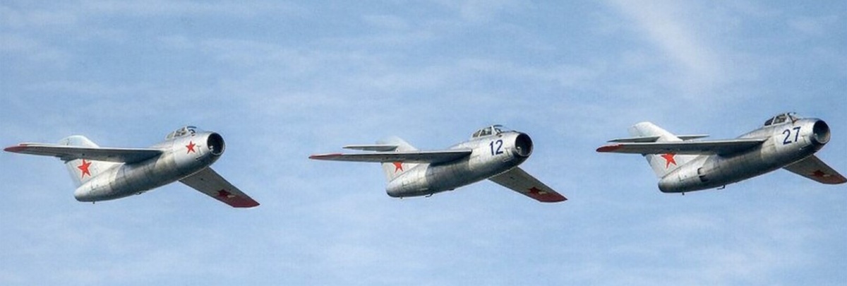 Группа истребителей МиГ-15УТИ в воздухе на авиашоу в Риссале 11 августа 1963 года