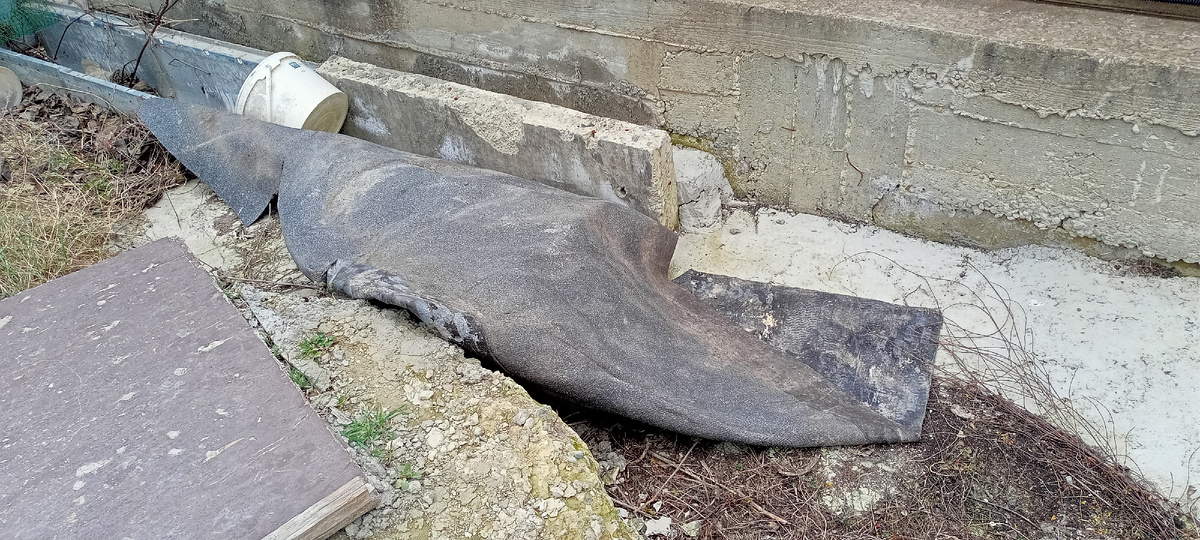 Кусок чьей то мягкой кровли ко мне прилетел