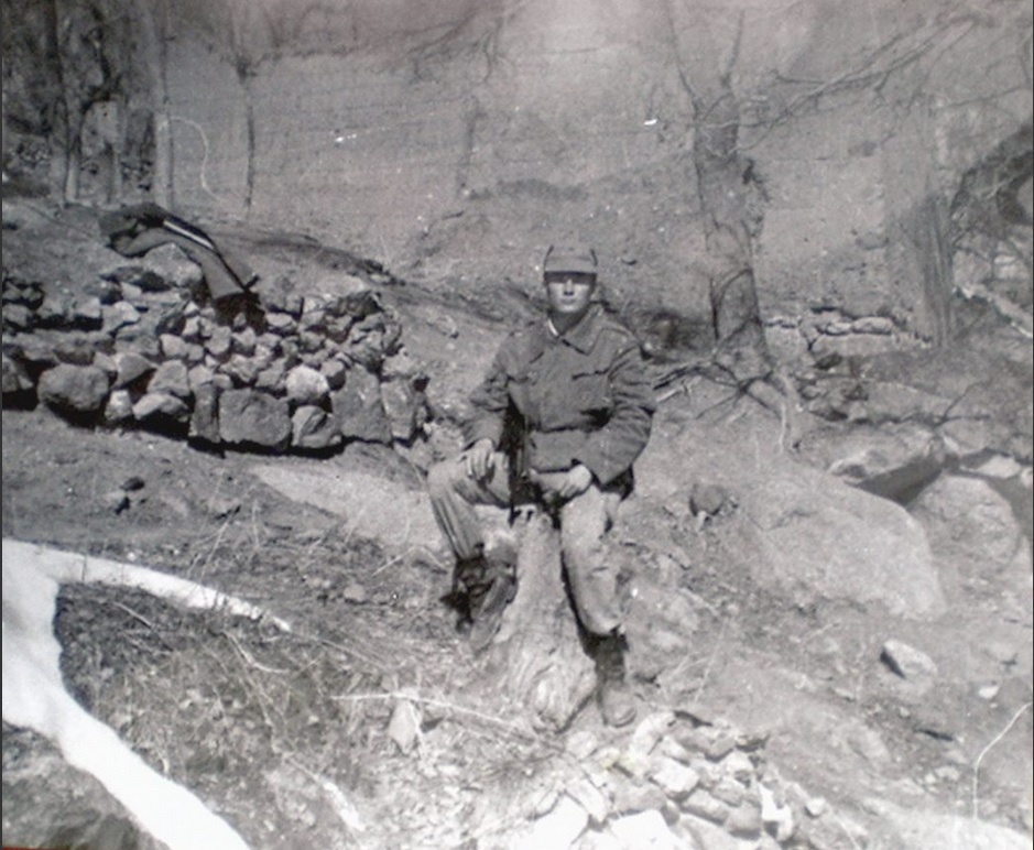 Панджшер, Руха, л-т Денисов С.Н. переводит дух на полпути от Третьего батальона к штабу полка.