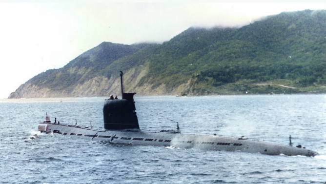 Лодка выходит в море из Бечевинской бухты (правда, здесь лодка Б-143, у меня просто не было другого фото). Фото из интернета.