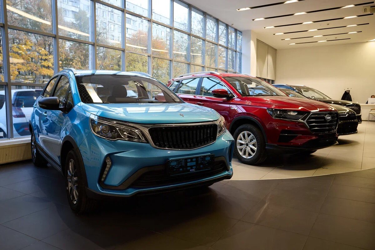 Автомобили в автосалоне