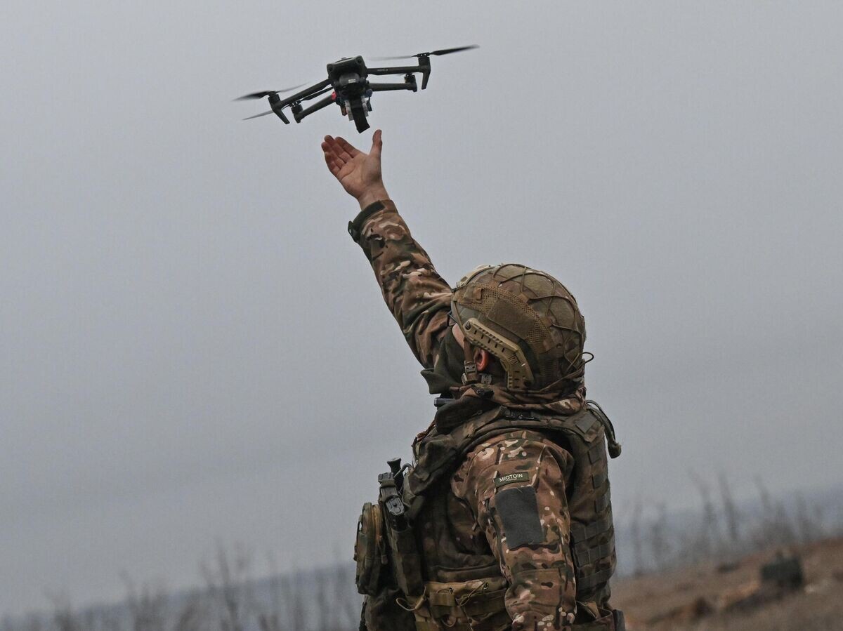    Военнослужащий ВС РФ запускает дрон в зоне СВО | © РИА Новости / Станислав Красильников