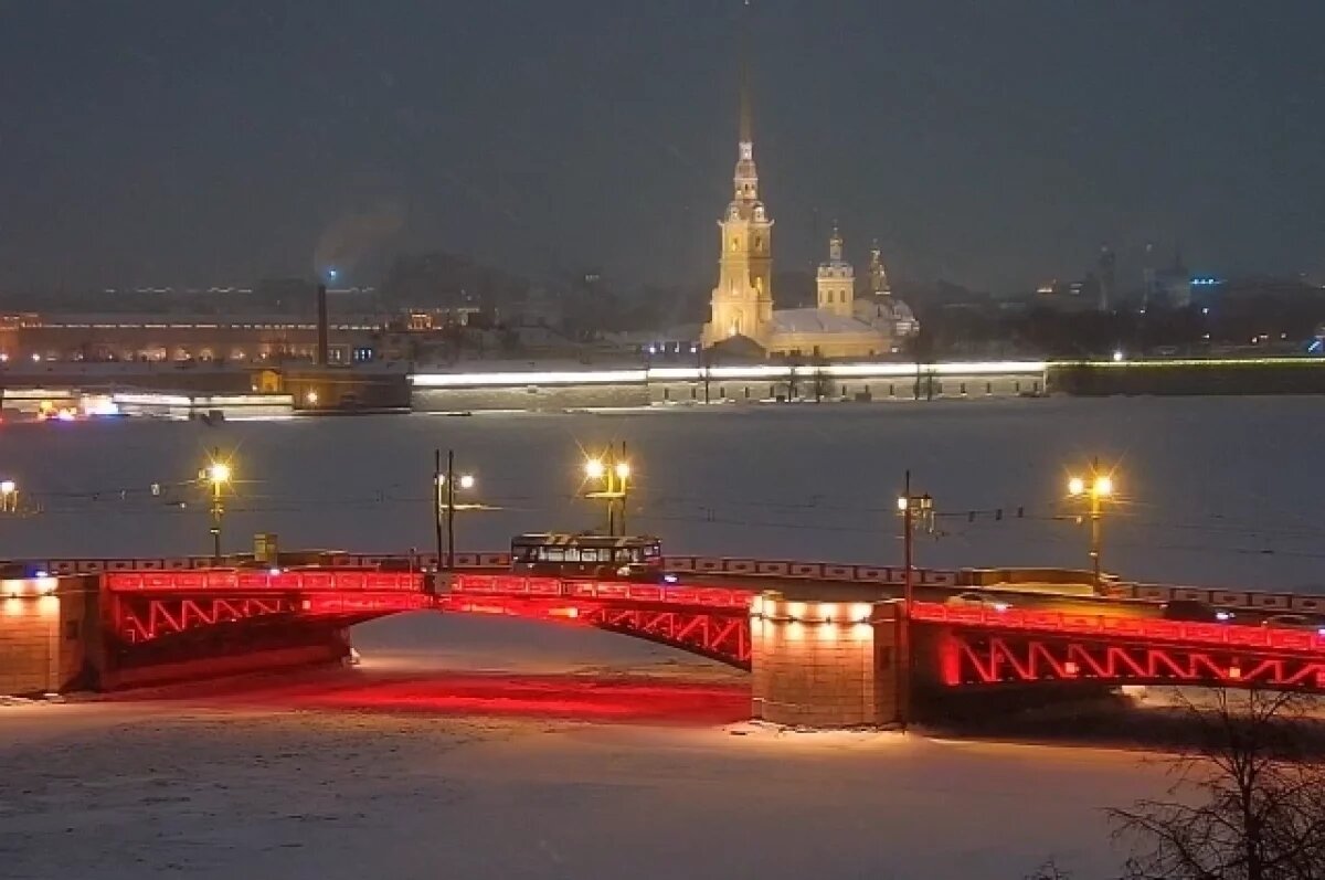    Дворцовый мост в Петербурге загорелся красным
