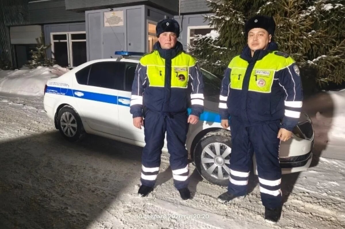    Омские автоинспекторы на трассе спасли жизнь задыхавшемуся дальнобойщику