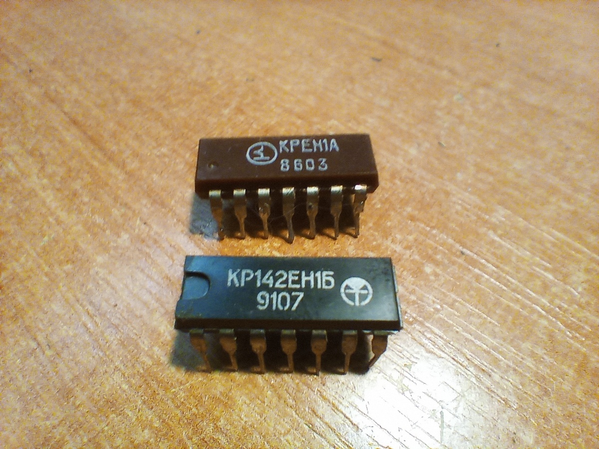 чёрная и коричневая.