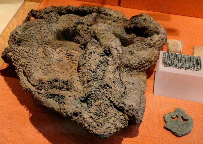 Подлинная римская кольчуга и рядом с ней восстановленный образец ее плетения. Музей в Саальсбурге, Германия.