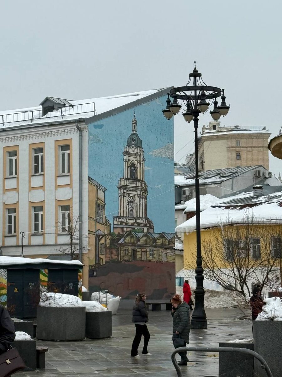О старом храме напоминает только граффити современного художника. Храм взорвали большевики в 1935