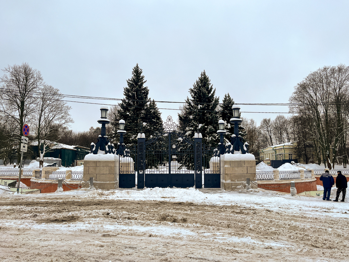 Отреставрированные и как всегда запертые ворота главного дома.