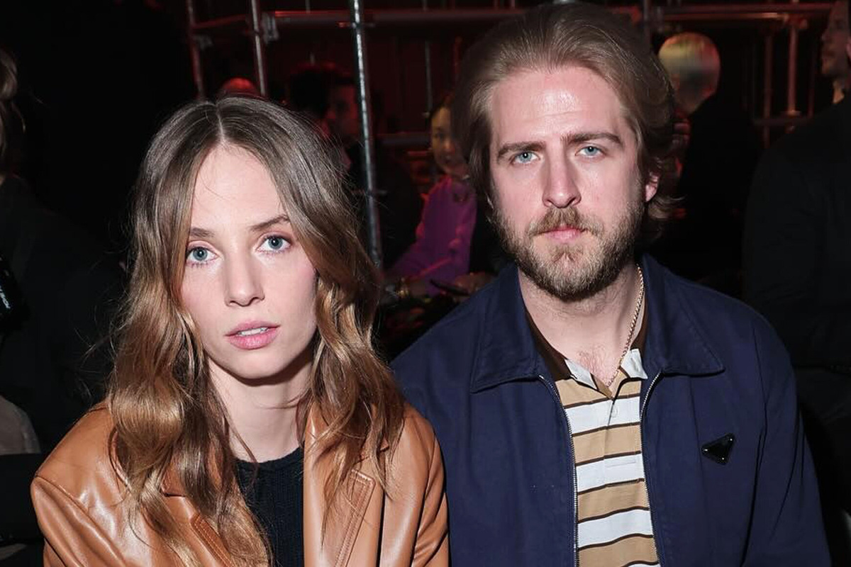     Дочь Умы Турман, звезда сериала «Очень странные дела» Майя Хоук вышла замуж за музыканта