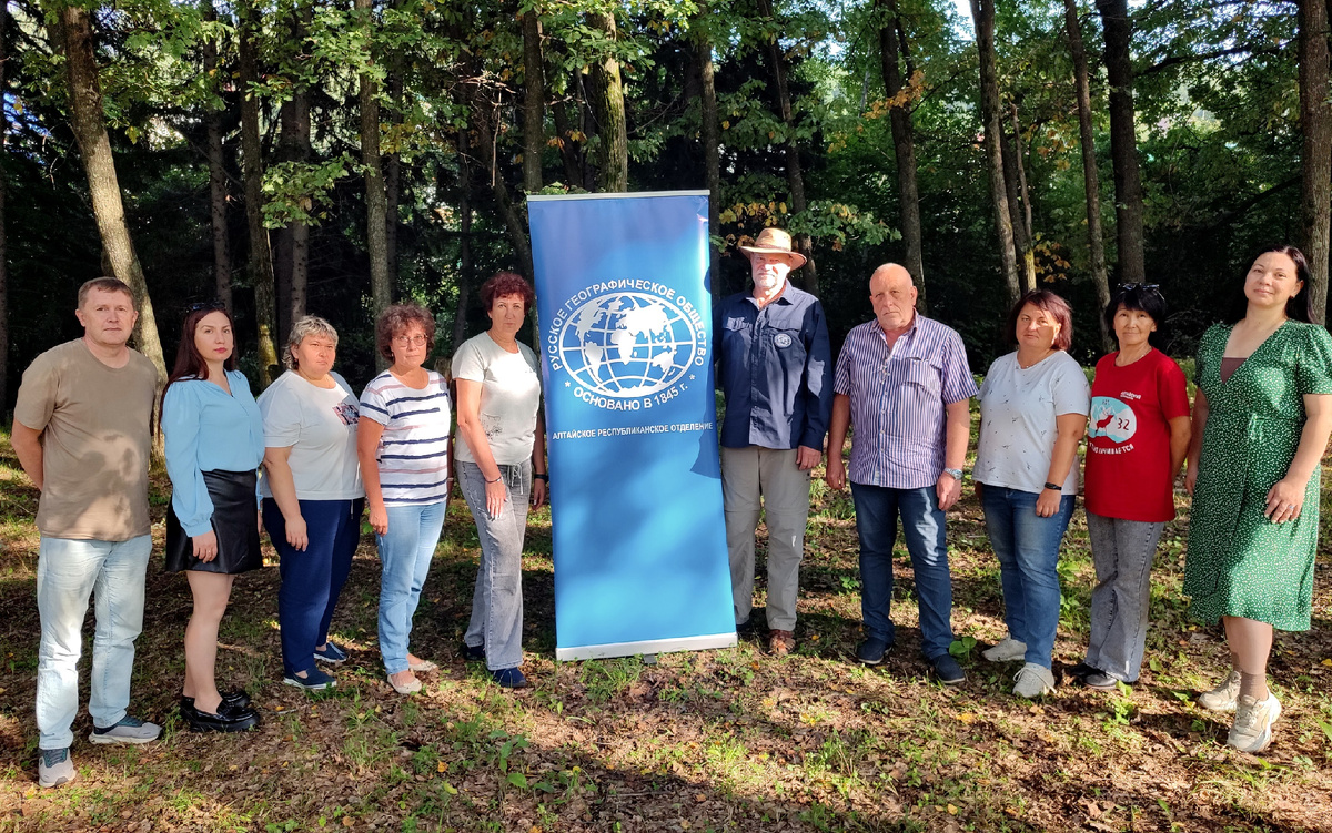 Сергей Паньков крайний слева и члены Алтайского республиканского отделения РГО.