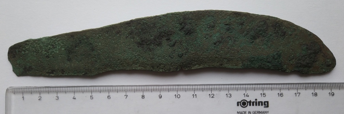 Бронзовый серп.