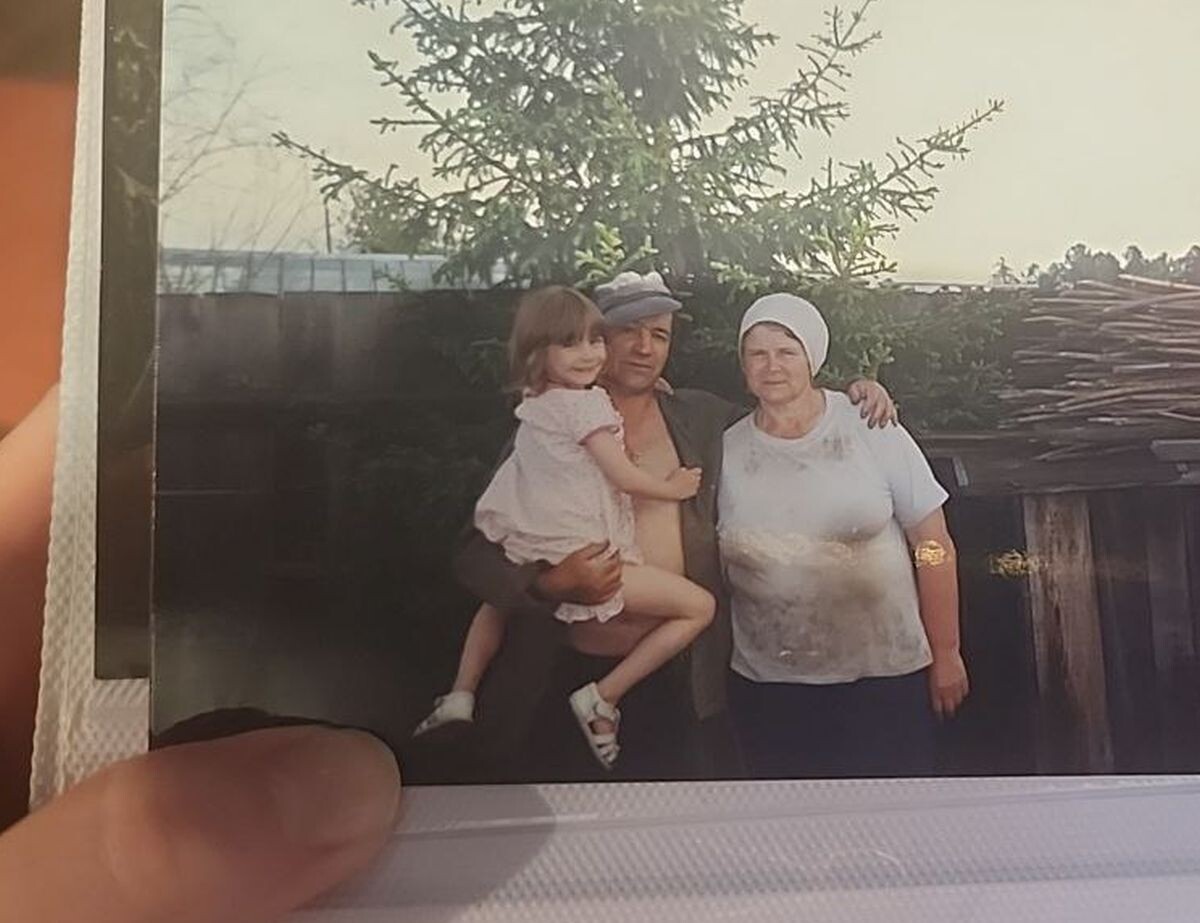 Настя с дедушкой и бабушкой